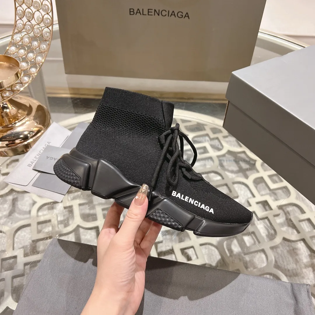 👟👟Ex-factory price 400👟👟 Balenciaga classic sock boots, originally produced by the factory, purchasing agent level. The latest original outsole mold, (TPU ten-vacuum outsole, the highest version on the market, please do not compare prices with TPR outsole, don’t bother if you don’t know the product) The black, white and red three-color vacuum sole shows high-end luxury. •Upper: elastic fly weave, double-layer composite gold wire high-elastic knitted mesh cotton •Inner lining: imported double-sided velvet, which is comfortable and resilient to shape •Insole: original imported terry cloth, breathable and not fading •Sole: TPU ten-vacuum outsole (to eliminate pores) •Packaging: full set of packaging (certificate, cloth bag, handbag) •Size: 35-47 standard code (34, 45, 46.47 can be customized and non-returnable)